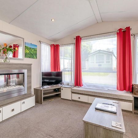Longnor Wood Holiday Park エクステリア 写真
