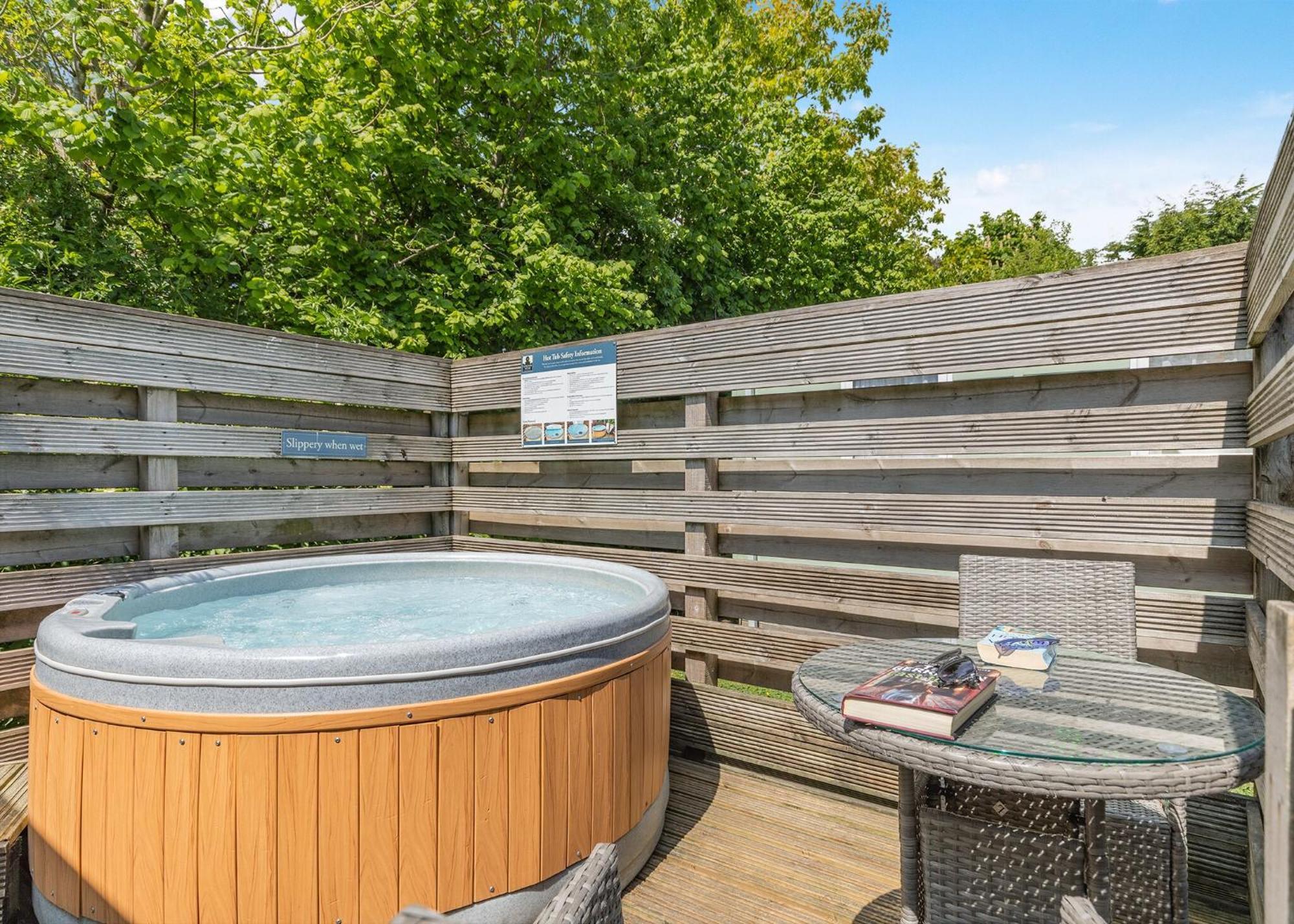Longnor Wood Holiday Park エクステリア 写真